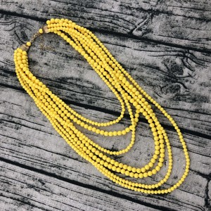 Collar llamativo con capas de cuentas - Product Image 5
