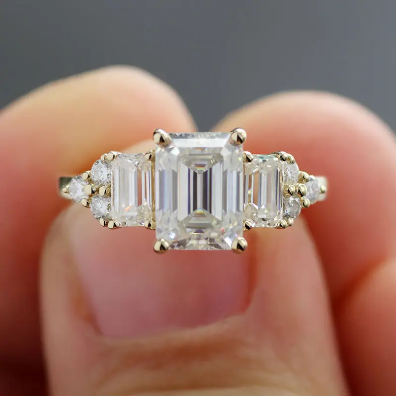 婚約や結婚式のための2019最新の美しいデザインエメラルドカットモアッサナイトダイヤモンドイエローゴールドリング