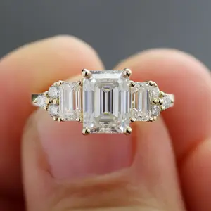 2019最新美丽设计祖母绿切割莫桑石钻石黄金戒指订婚或婚礼