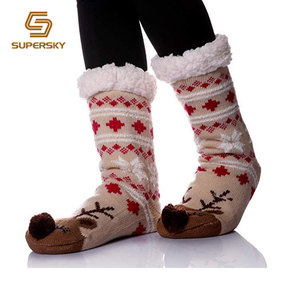 Chine usine cadeau de Noël <span class=keywords><strong>Beige</strong></span> cerf mignon Animal floue Pom Pom chaussons en tricot chaussettes - Product Image 3