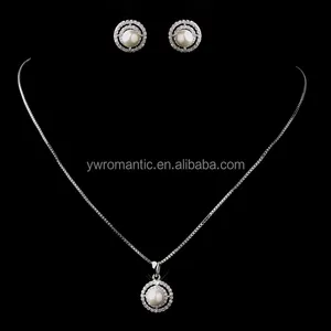 Conjunto de collar y pendientes de perlas de marfil blanco elegante