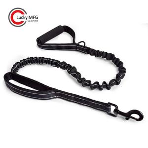 Heavy Duty Double Poignées Stretch Élastique Absorbant Les Chocs Réfléchissant Bungee <span class=keywords><strong>Chien</strong></span> <span class=keywords><strong>Laisse</strong></span> <span class=keywords><strong>Laisse</strong></span> Pet Colliers Laisses Imprimer Noir - Product Image 1