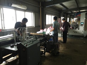 JS-650A Copertura Automatica di Carta Incollaggio Macchina di Carta Gluer 20 SETS/MESE La Capacità di Produzione di 3 Unità di Cassa di Legno con Hot melt Colla - Product Image 2