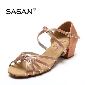 <span class=keywords><strong>รองเท้า</strong></span>เต้นรำแบบละตินสำหรับเด็กผู้หญิงคลาสสิก<span class=keywords><strong>ส้น</strong></span>เตี้ย<span class=keywords><strong>1.5</strong></span><span class=keywords><strong>นิ้ว</strong></span>มีสายรัดห้าเ<span class=keywords><strong>ส้น</strong></span>วัสดุด้านบนทำจากผ้าซาตินพื้นในหนัง PU หนังกลับพลาสติก - Product Image 2