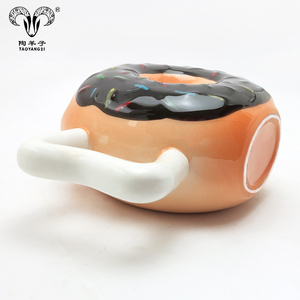 Taza de Cerámica con Forma de Donut - Delicioso Donut con Glaseado Rosa y Chispas - Divertido con la Inscripción... ¡Donuts! - Product Image 3
