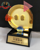 Trofeo de música MoMo DE Asia avanzada, decoración de esmalte personalizada, trofeo de contorno dorado con Base de cristal
