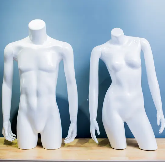 Mannequin en plastique bon marché, demi-corps masculin avec base de torse