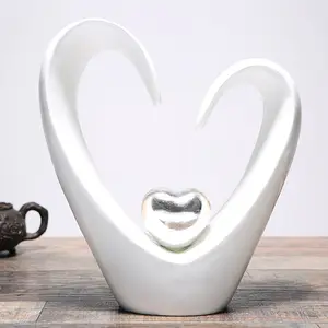 Moderne figurine decor liefde hart vorm sculptuur hars ambachten voor woninginrichting