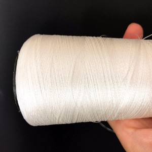 공장에서 재봉틀 및 자수를위한 4*3 100g 100% 원래 흰색 실크 실 실크 원사