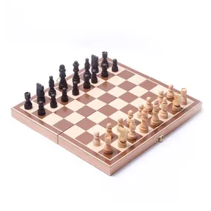 Plateau d'échecs, jeu en bois à jouer à l'intérieur