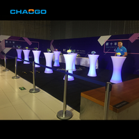 Meuble d'exposition en plastique blanc de luxe avec éclairage LED, alimenté par batterie, table à cocktails LED à changement de couleur RVB pour les fêtes en plein air