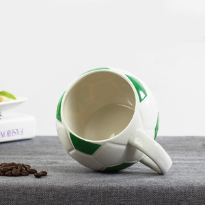 Mug à café en céramique en forme de ballon de football peint à la main sur mesure en gros pour la promotion - Product Image 3