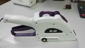 Tay thực hiện tag máy ghi nhãn mác máy cho rau AL60