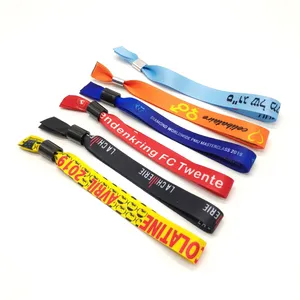 Regalos promocionales personalizados al por mayor, diseño impreso con su propio logotipo, pulseras tejidas de tela para fiestas y festivales para eventos