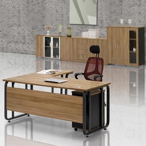 Bureau de direction moderne en bois avec pieds en acier, en forme de L - Product Image 1