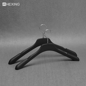<span class=keywords><strong>Cintre</strong></span> en plastique caoutchouc noir personnalisé de luxe pour magasin de vêtements - Product Image 3