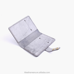 Étui noir en cuir de vache pour hommes, poche à cartes avec emplacements transparents en cire glacée - Product Image 6