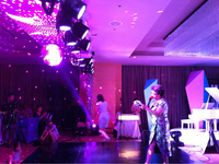 Vente en gros de boule de miroir de disco lumières colorées gonflables de projection de LED pour la partie de danse de DJ