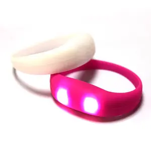 Gelang LED Sensor gerak menyala silikon perlengkapan pesta untuk dewasa dan anak-anak