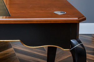 Escritorio de libros de color de tres cajones con tablero de madera de abedul con incrustaciones para estudio y dormitorio u oficina con cuero marrón y negro - Product Image 3