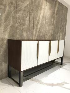 Aparador de ébano negro con patas doradas de 4 puertas de lujo - Product Image 5