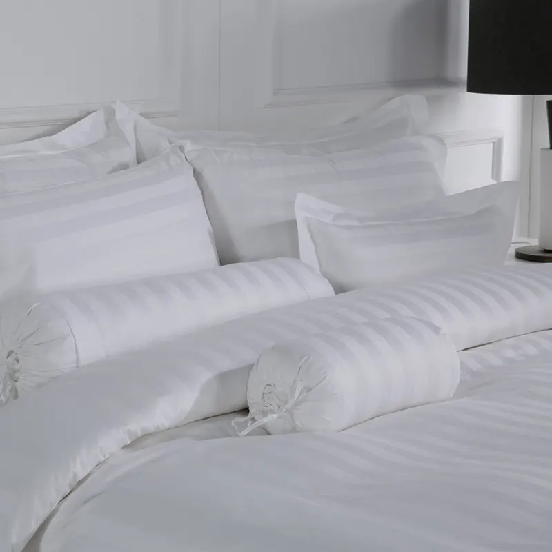 เตียงสีขาวหรูหราผ้าปูที่นอนโรงแรมห้องนอน