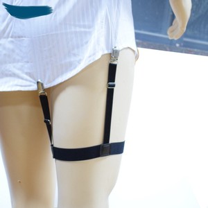 Ceinture de maintien pour chemises pour hommes avec pince de verrouillage antidérapante. Jambe repliée sur la cuisse. - Product Image 6