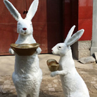 Lapin en fourrure réaliste grandeur nature pour Pâques