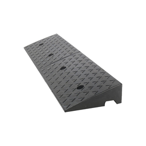 El tope <span class=keywords><strong>de</strong></span> <span class=keywords><strong>velocidad</strong></span> flexible <span class=keywords><strong>de</strong></span> 100mm <span class=keywords><strong>de</strong></span> altura en forma <span class=keywords><strong>de</strong></span> V <span class=keywords><strong>para</strong></span> rampa <span class=keywords><strong>de</strong></span> coche <span class=keywords><strong>de</strong></span> almacén o rampa <span class=keywords><strong>de</strong></span> bordillo <span class=keywords><strong>de</strong></span> goma mejora la seguridad del tráfico - Product Image 1