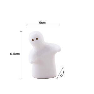 Cadeau de mariage, salière et poivrière en céramique personnalisées, mignonnes, avec un baiser et une étreinte - Product Image 3