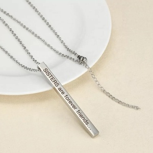 Collana con ciondolo iniziale personalizzato con nome inciso a barra verticale placcato oro 14K personalizzato moda donna - Product Image 3