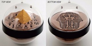 Souvenirs touristiques égyptiens en forme de pyramide décorée de globe de sable en acrylique et plastique écologiques en gros, presse-papiers cadeau - Product Image 6