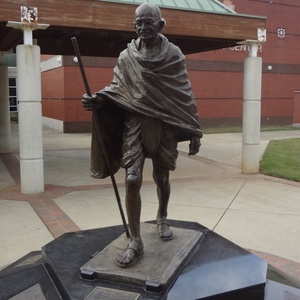 Taille de vie en laiton sculpture bronze <span class=keywords><strong>mahatma</strong></span> <span class=keywords><strong>gandhi</strong></span> <span class=keywords><strong>statue</strong></span> pour extérieur décoratif