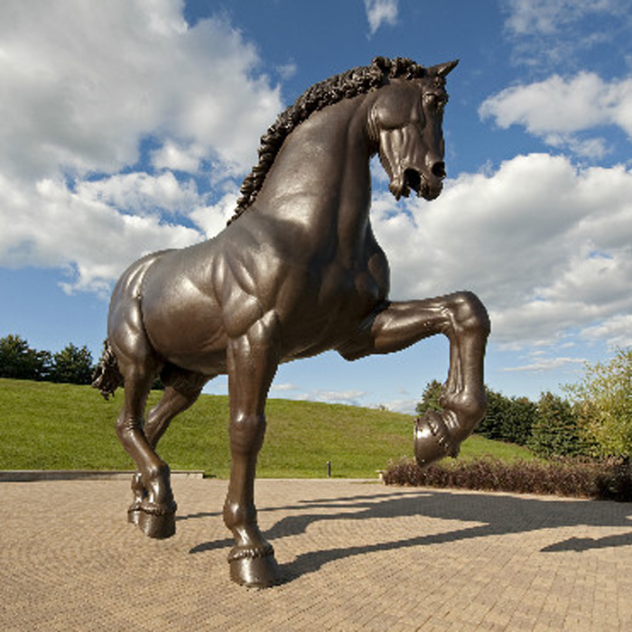 公園にあるレオナルド・ダ・ヴィンチ作のブロンズ製大型馬の彫刻（卸売