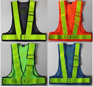 En471กระพริบที่มีสีสันถนนสีขาว Hi Vis สีเขียวสีส้มตาข่ายผ้าโพลีเอสเตอร์ความปลอดภัยสะท้อนแสง <span class=keywords><strong>V</strong></span> รูปร่างเทปเสื้อกั๊กที่มีกระเป๋า