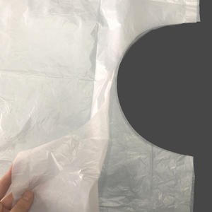 Delantal desechable de plástico LDPE sostenible al por mayor para salón de un solo uso - Product Image 5