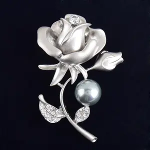 Nuove eleganti spille in metallo con fiore di rosa incrostate di cristallo e spilla di perle simulate per l'amante della fidanzata