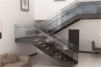 Escalier en U avec cadre métallique, garde-corps en verre et double poutre en acier