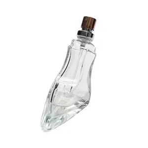 Élégant flacon de <span class=keywords><strong>parfum</strong></span> en verre de 50ml pour femmes, chaussures à talons hauts, pulvérisateur à pompe rechargeable transparent avec gravure de type scellé - Product Image 1
