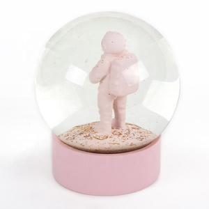 100mm Pink Resin Astronaut Inner View Schneekugel Geschenke Souvenirs für Promotion Resin Globe Kit Custom - Product Image 6
