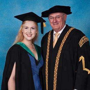 Gaun dan Topi Wisuda <span class=keywords><strong>Cambridge</strong></span> Buff Berkualitas Tinggi - Product Image 6