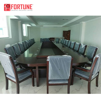 Table de conférence ovale pour 20 personnes avec sièges confortables