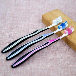 Buona vendita Anti-Slip manico spazzolino da denti con gomma massaggiatore e raschietto per la lingua per l'igiene orale - Product Image 1