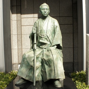 A grandezza naturale del giardino esterno in ottone scultura in bronzo giapponese samurai statua