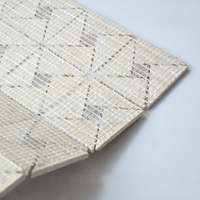 Mosaïque de marbre beige égyptien poli en forme de triangle pour cuisine