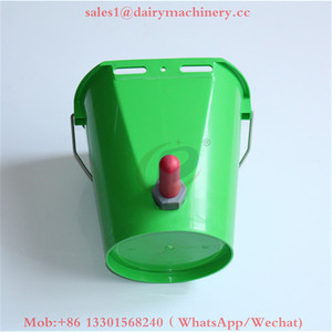 Nuevo diseño, Cubo de alimentación para pantorrillas de plástico de 8L PP con tetina para granja lechera - Product Image 2