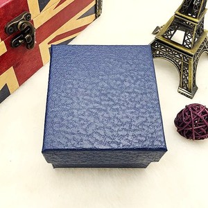 Bán buôn 2025 hình vuông da dập nổi Giấy hộp đồng hồ với gối nhiều màu sắc - Product Image 5