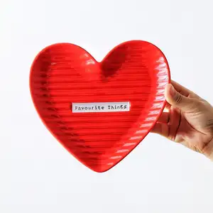 Minion Hadiah Valentine Bentuk Hati Timbul Desain Unik Piring Keramik Warna Merah Murah