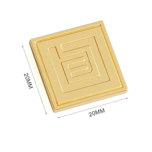 Étiquette de logo en métal plaqué or de forme carrée avec <span class=keywords><strong>fixation</strong></span> par vis pour sacs - Product Image 1