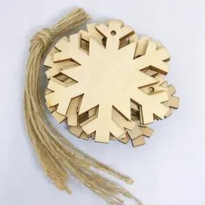 10x0.3cm (di spessore) Mini decorazioni di legno del fiocco di neve con i cavi d'attaccatura per la decorazione domestica